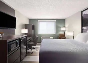 Super 8 by Wyndham Conrad hotel thumbnail 6