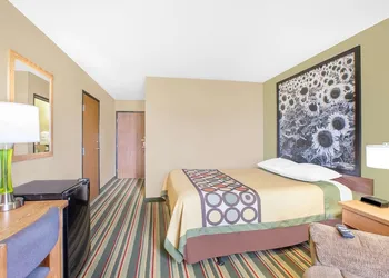 Super 8 by Wyndham Mt Pleasant hotel thumbnail 4