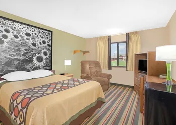 Super 8 by Wyndham Mt Pleasant hotel thumbnail 5