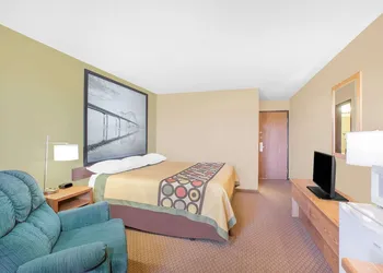 Super 8 by Wyndham Mt Pleasant hotel thumbnail 8