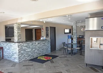 Super 8 by Wyndham Fort Madison hotel thumbnail 2