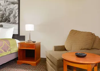 Super 8 by Wyndham Fort Madison hotel thumbnail 4