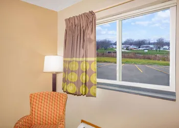 Super 8 by Wyndham Fort Madison hotel thumbnail 5