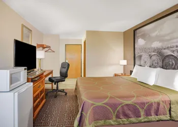 Super 8 by Wyndham Fort Madison hotel thumbnail 6