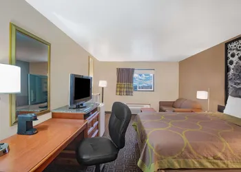 Super 8 by Wyndham Fort Madison hotel thumbnail 7