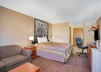 Super 8 by Wyndham Fort Madison hotel thumbnail 8