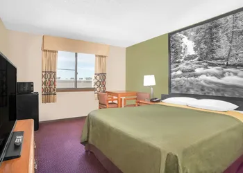 Super 8 by Wyndham Riverton hotel thumbnail 3