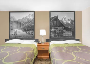 Super 8 by Wyndham Riverton hotel thumbnail 7