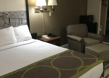 Super 8 by Wyndham Childress hotel thumbnail 4