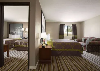 Super 8 by Wyndham Childress hotel thumbnail 8