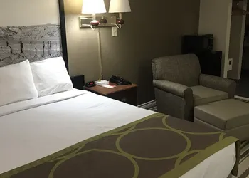 Super 8 by Wyndham Childress hotel thumbnail 4