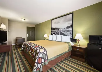 Super 8 by Wyndham Childress hotel thumbnail 5