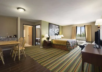 Super 8 by Wyndham Childress hotel thumbnail 7