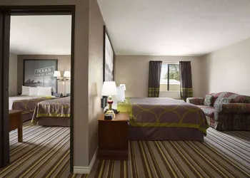 Super 8 by Wyndham Childress hotel thumbnail 8