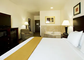 Holiday Inn Express & Suites Childress by IHG hotel thumbnail 3