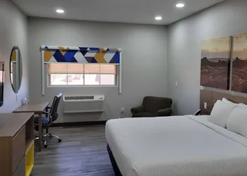Days Inn by Wyndham Childress hotel thumbnail 6