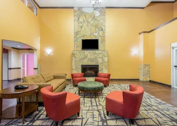 La Quinta Inn & Suites by Wyndham Eastland hotel thumbnail 4