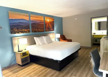 Days Inn by Wyndham Harriman hotel thumbnail 5