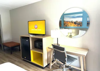 Days Inn by Wyndham Harriman hotel thumbnail 8