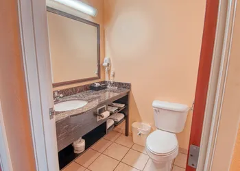 Express Inn & Suites hotel thumbnail 5