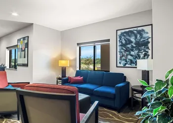 Comfort Suites Lindale - Tyler North hotel thumbnail 3
