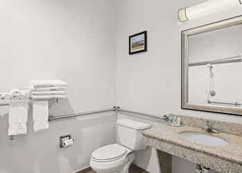 Comfort Suites Lindale - Tyler North hotel thumbnail 6