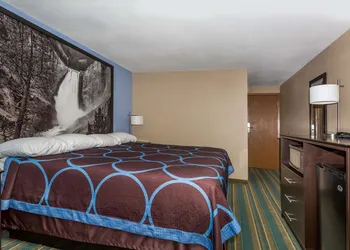 Super 8 by Wyndham Douglas hotel thumbnail 7