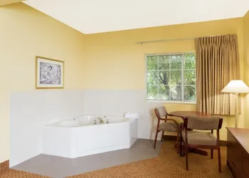 Western Inn & Suites hotel thumbnail 3