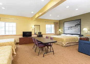 Western Inn & Suites hotel thumbnail 7