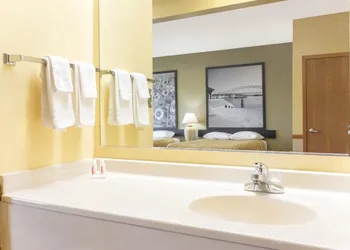 Western Inn & Suites hotel thumbnail 8