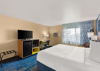 Days Inn by Wyndham Newton hotel thumbnail 7