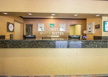 Quality Inn & Suites Decorah hotel thumbnail 4