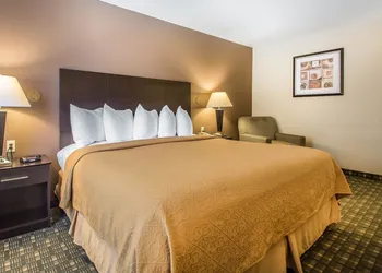 Quality Inn & Suites Decorah hotel thumbnail 6