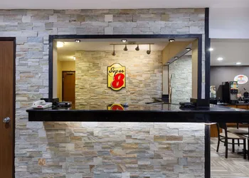 Super 8 by Wyndham Decorah hotel thumbnail 2