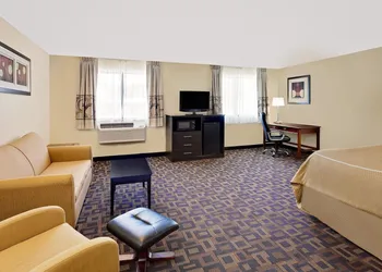 Super 8 by Wyndham Decorah hotel thumbnail 3