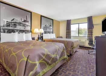 Super 8 by Wyndham Decorah hotel thumbnail 4