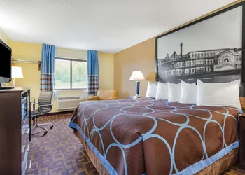 Super 8 by Wyndham Decorah hotel thumbnail 6