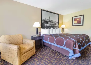Super 8 by Wyndham Decorah hotel thumbnail 7