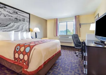 Super 8 by Wyndham Decorah hotel thumbnail 8