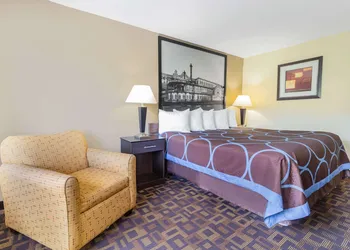 Super 8 by Wyndham Decorah hotel thumbnail 7