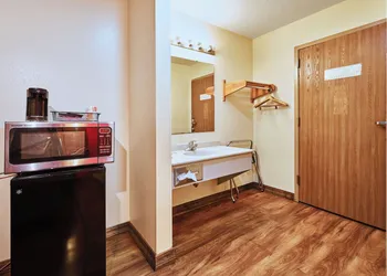Econo Lodge Maquoketa hotel thumbnail 4