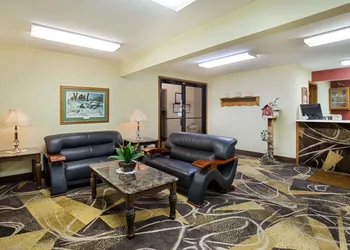 Super 8 by Wyndham Charles City hotel thumbnail 2