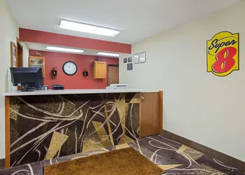 Super 8 by Wyndham Charles City hotel thumbnail 3