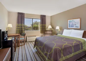 Super 8 by Wyndham Charles City hotel thumbnail 4