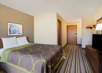 Super 8 by Wyndham Charles City hotel thumbnail 5