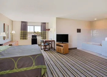 Super 8 by Wyndham Charles City hotel thumbnail 6