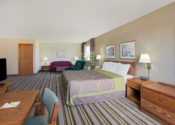 Super 8 by Wyndham Charles City hotel thumbnail 7