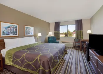 Super 8 by Wyndham Charles City hotel thumbnail 8