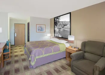 Super 8 by Wyndham Toledo hotel thumbnail 3