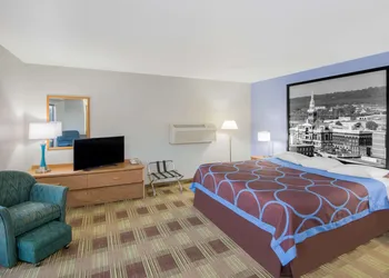 Super 8 by Wyndham Toledo hotel thumbnail 6